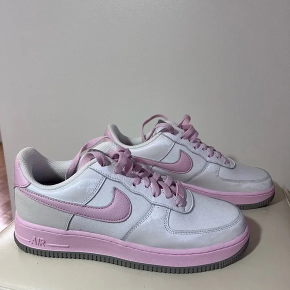 Nike Air Force 1 in White and Light Pink - Picture 6 of 7